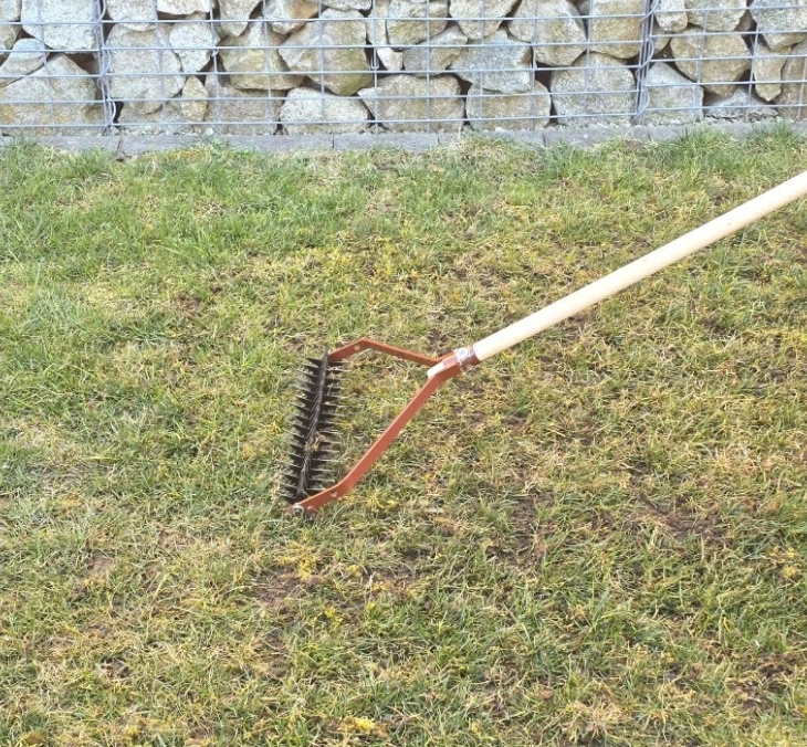 Ručný prevzdušňovač trávy